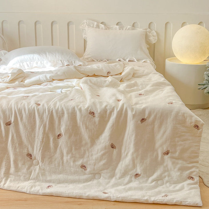 Women lightweight and breathable quilt with delicate floral patterns Kalsten