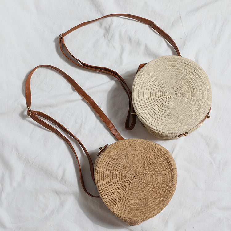 Round shoulder bag made of natural material with stylish accents Kalsten