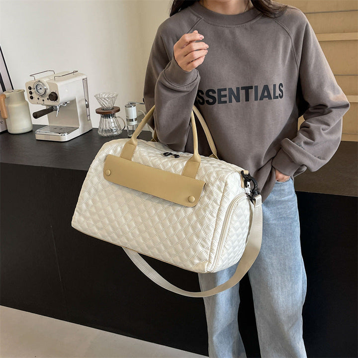 Sporty travel bag with ergonomic carrying system and water-repellent material Kalsten