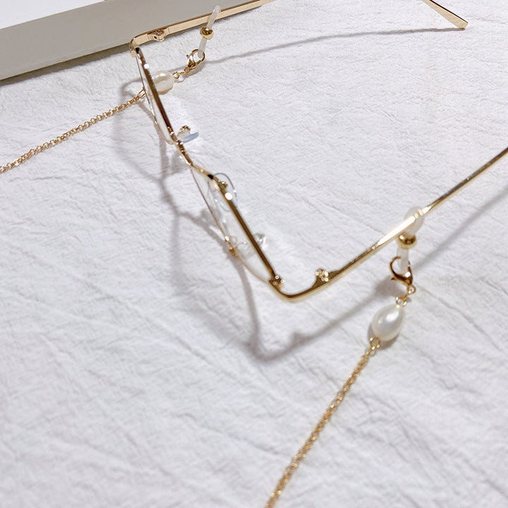Elegant jewelry holder chain with pearl and gold accents Kalsten