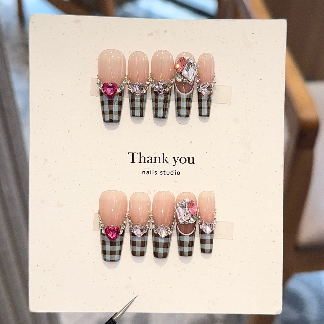 Artificial nails with elegant checkered pattern and jewelry details Kalsten