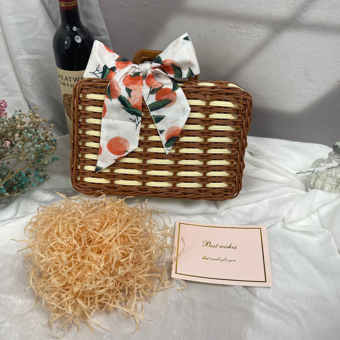 Women stylish picnic basket Kalsten