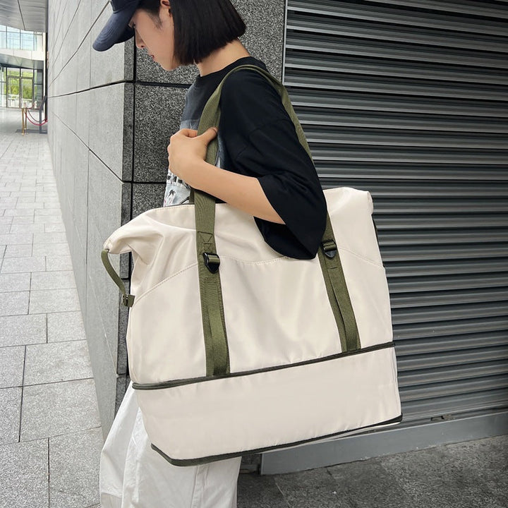Sporty shoulder bag with water-repellent material and sturdy carrying handles Kalsten