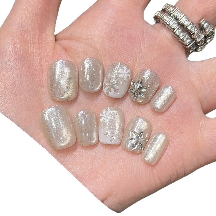 Artificial nails with festive snowflake design Kalsten