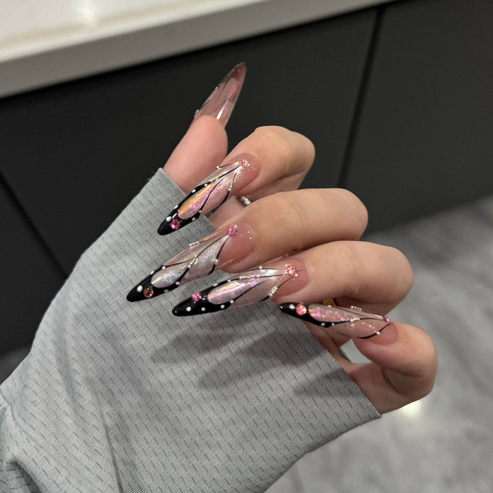 Artifical nail tips with elegant designs and glitter accents Kalsten