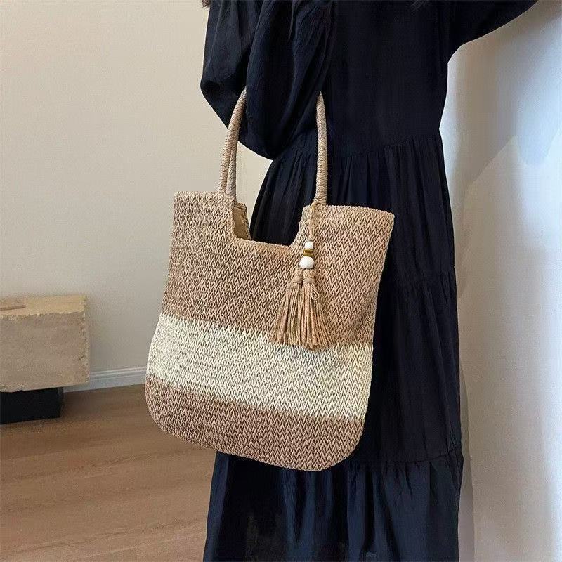 Handbag made of braided natural material with tassel details Kalsten