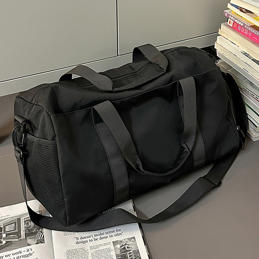 Sporty travel bag with reinforced carrying system and secure interior Kalsten