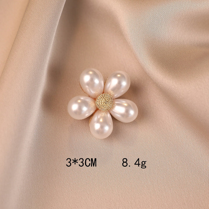 Elegant flower brooch with pearl accents Kalsten
