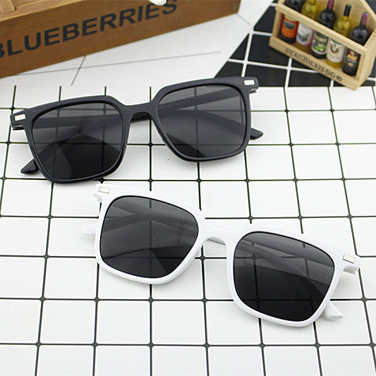 Women's modern square sunglasses with minimalist frame structure Kalsten