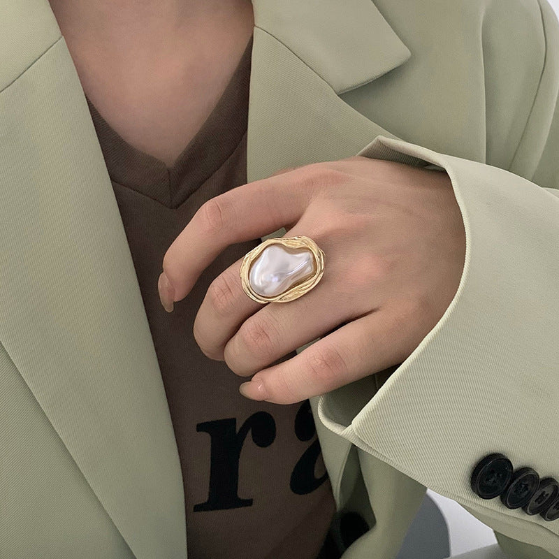 Elegant pearl ring with unique design by Kalsten