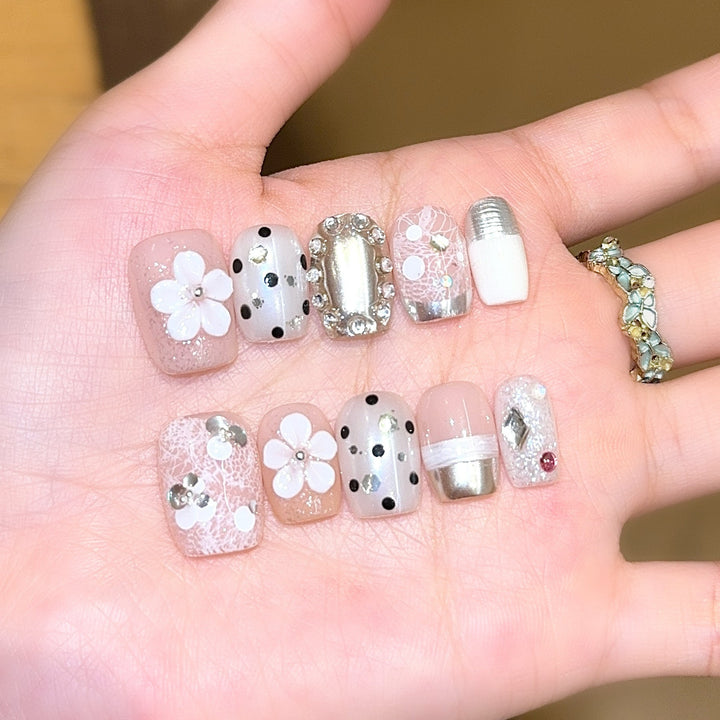 Creative artificial nails with elegant accents Kalsten