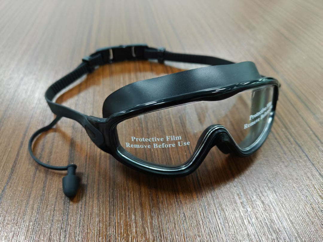 Diving mask with wide field of view and magnet holder Kalsten