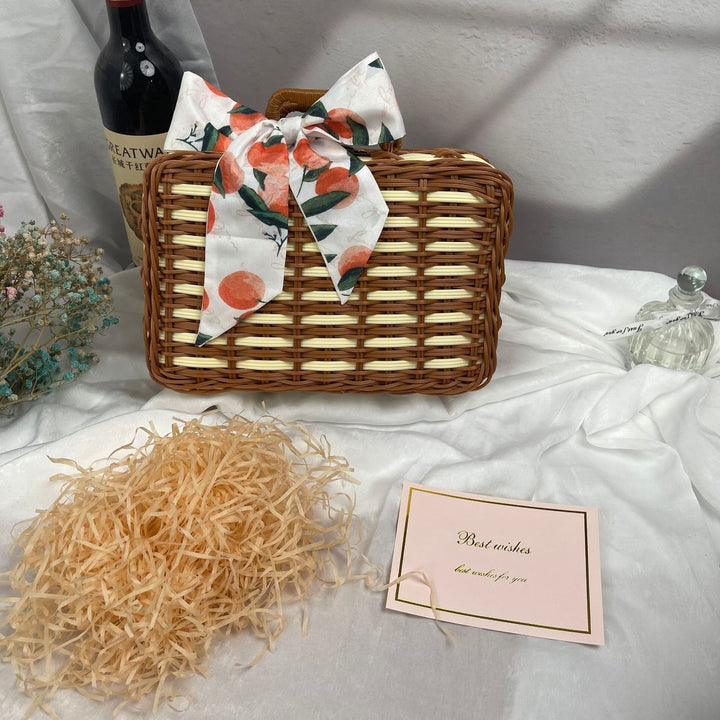 Women stylish picnic basket Kalsten