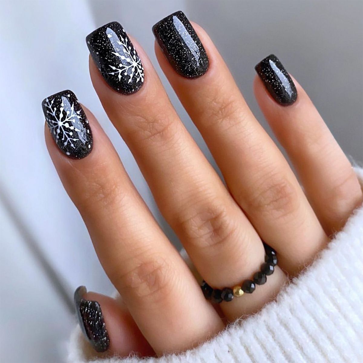Decorative Press-On Nail Art Set with Elegant Floral and Shimmer Design Acalora