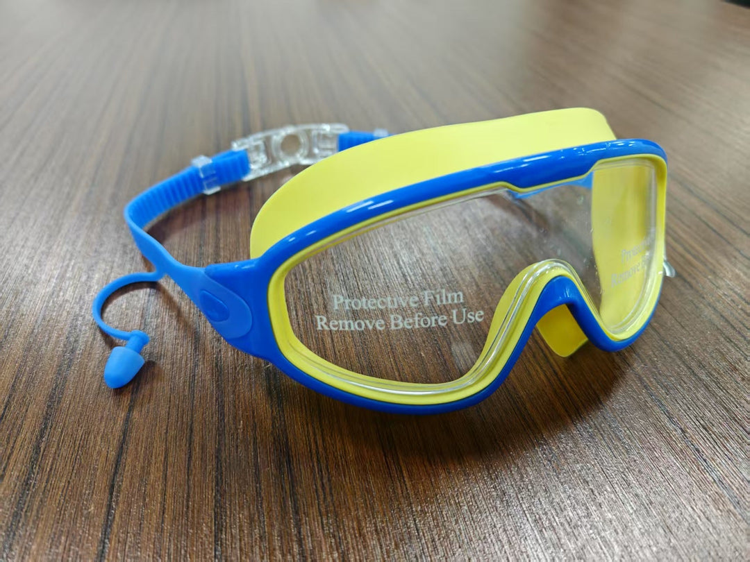 Diving mask with wide field of view and magnet holder Kalsten