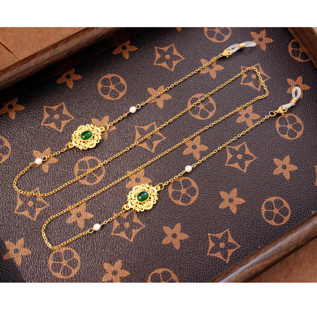 Elegant jewelry display chain with pearls and green stone decoration Kalsten