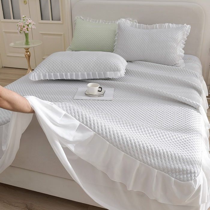 Ladies elegant bedspread set with decorative ruffled hem Kalsten