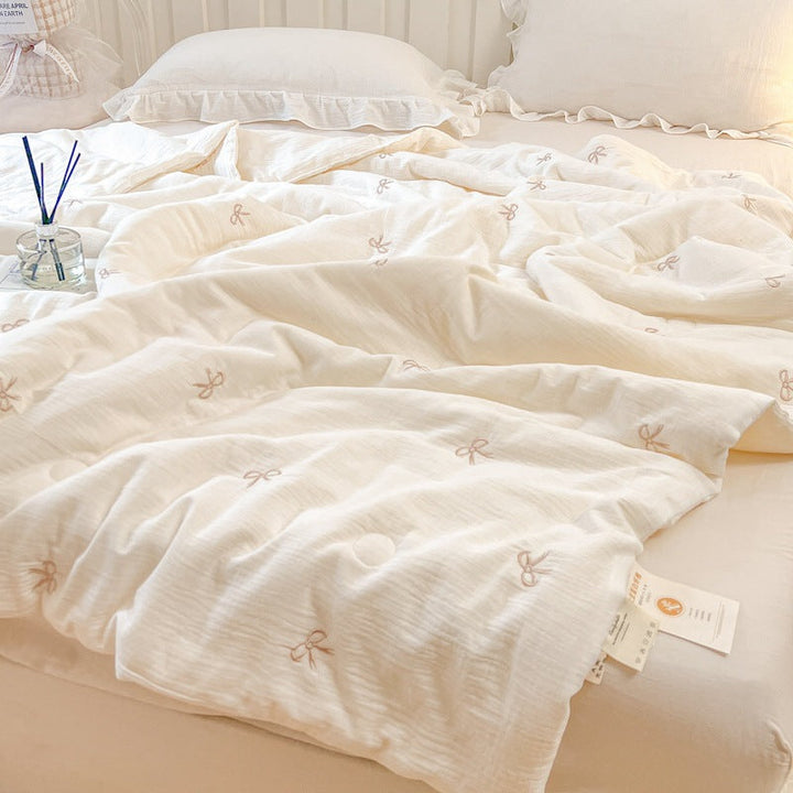 Women lightweight and breathable quilt with delicate floral patterns Kalsten