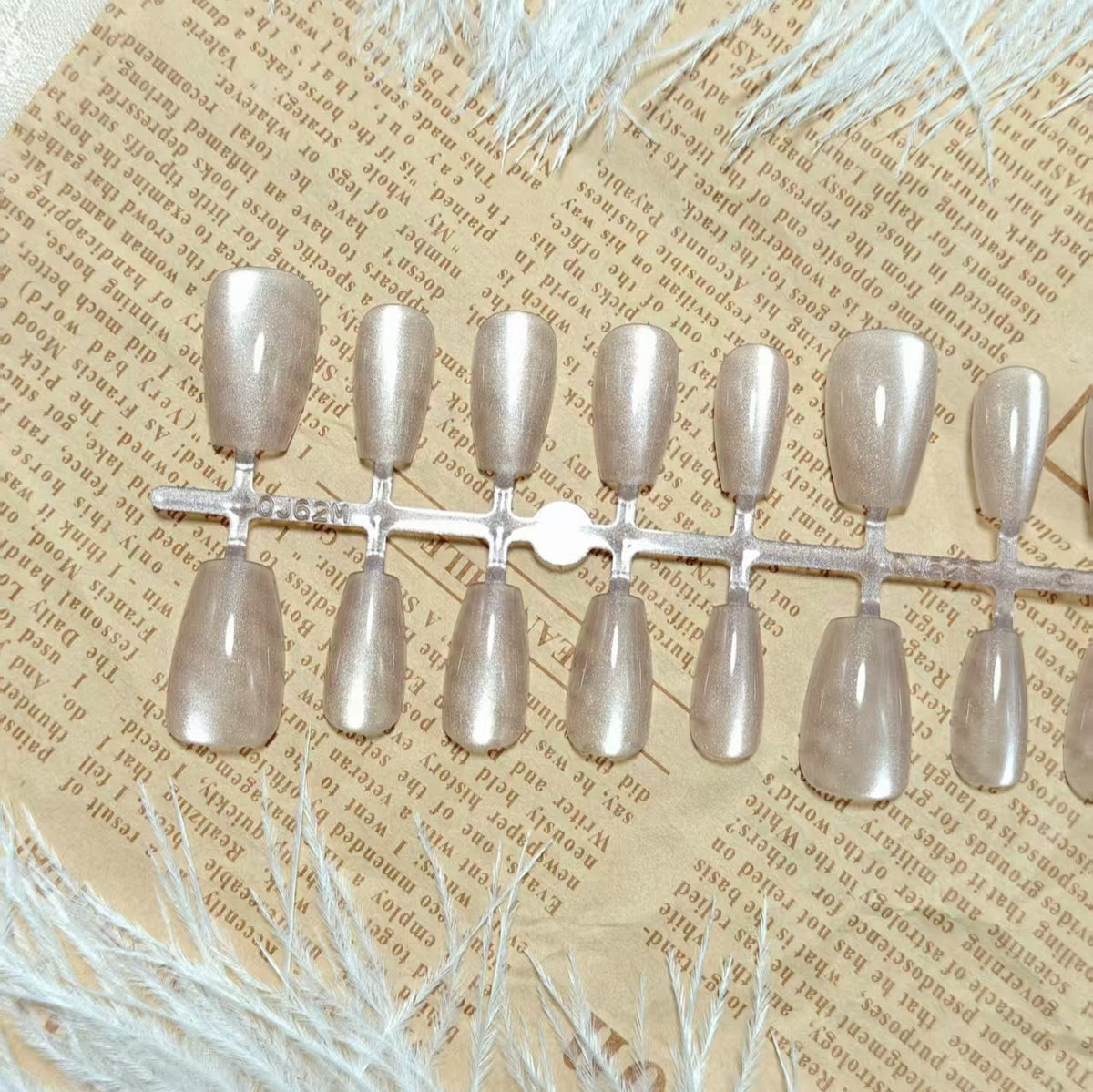 Artificial nails in elegant nude glitter design Acalora