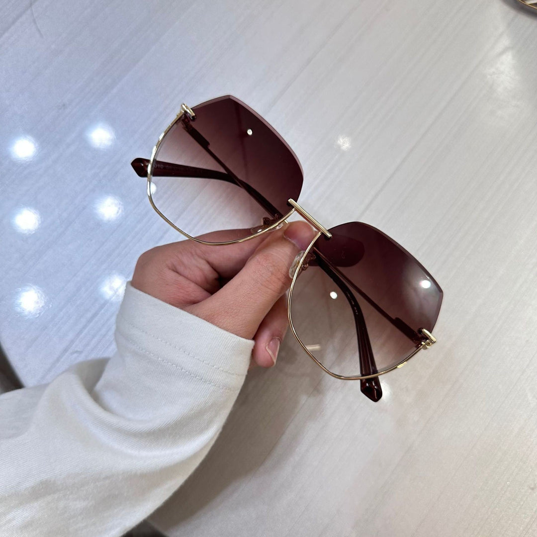 Women's sunglasses with an elegant, wide frame and luxurious accents Kalsten