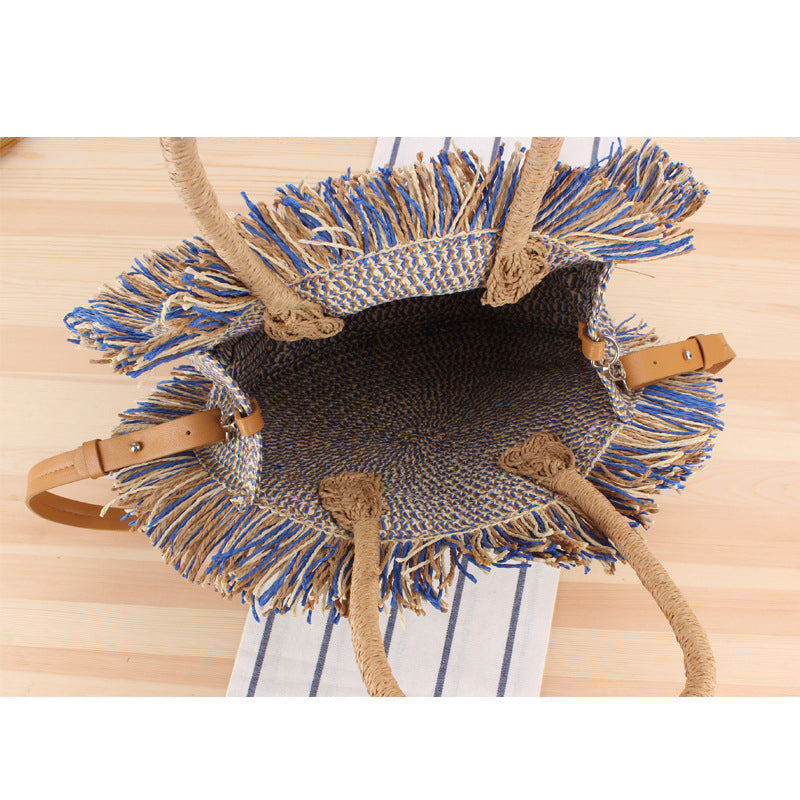 Round bag with fringe decoration Made of woven material Kalsten