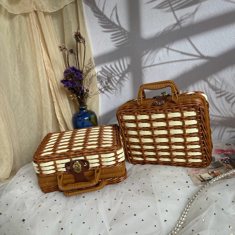 Women elegant handbag made of woven material Kalsten
