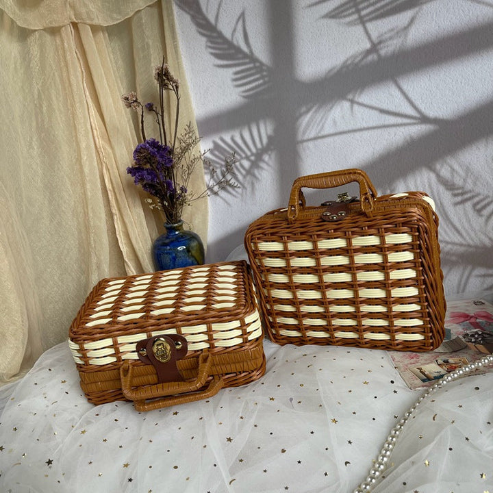 Women elegant handbag made of woven material Kalsten