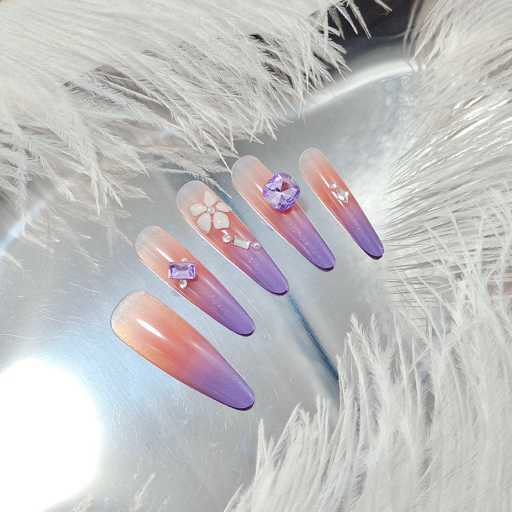 Artistic fingernails with delicate rhinestone details Kalsten
