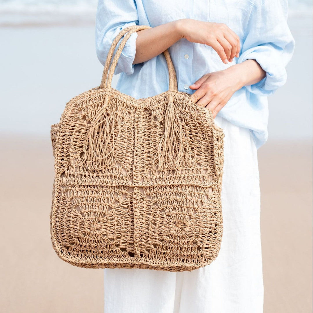 Handcrafted straw beach bag with decorative fringes Kalsten