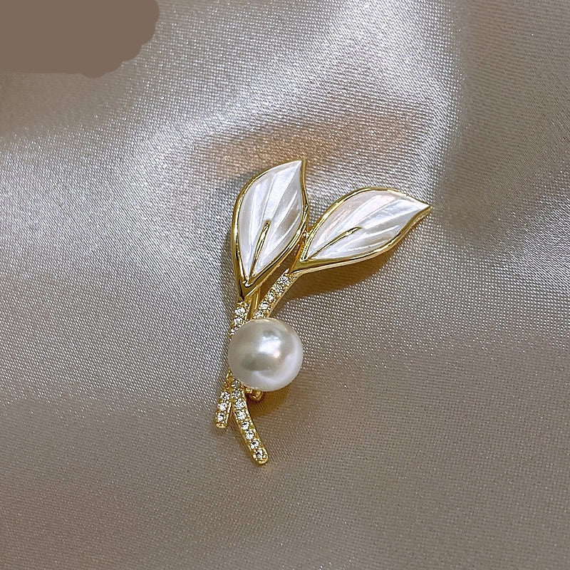 Elegant brooch with pearl and rhinestone details Kalsten