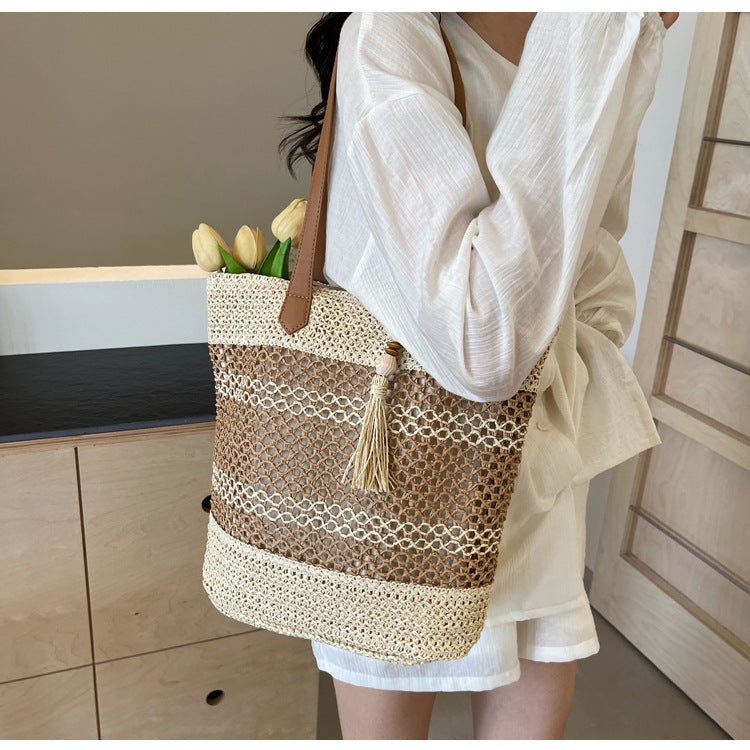 Braided tote bag with decorative fringes Kalsten
