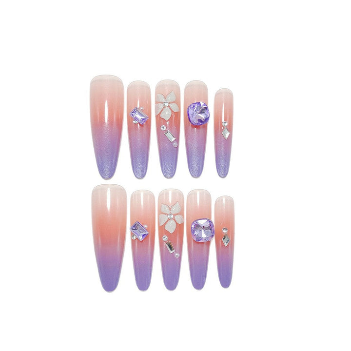 Artistic fingernails with delicate rhinestone details Kalsten