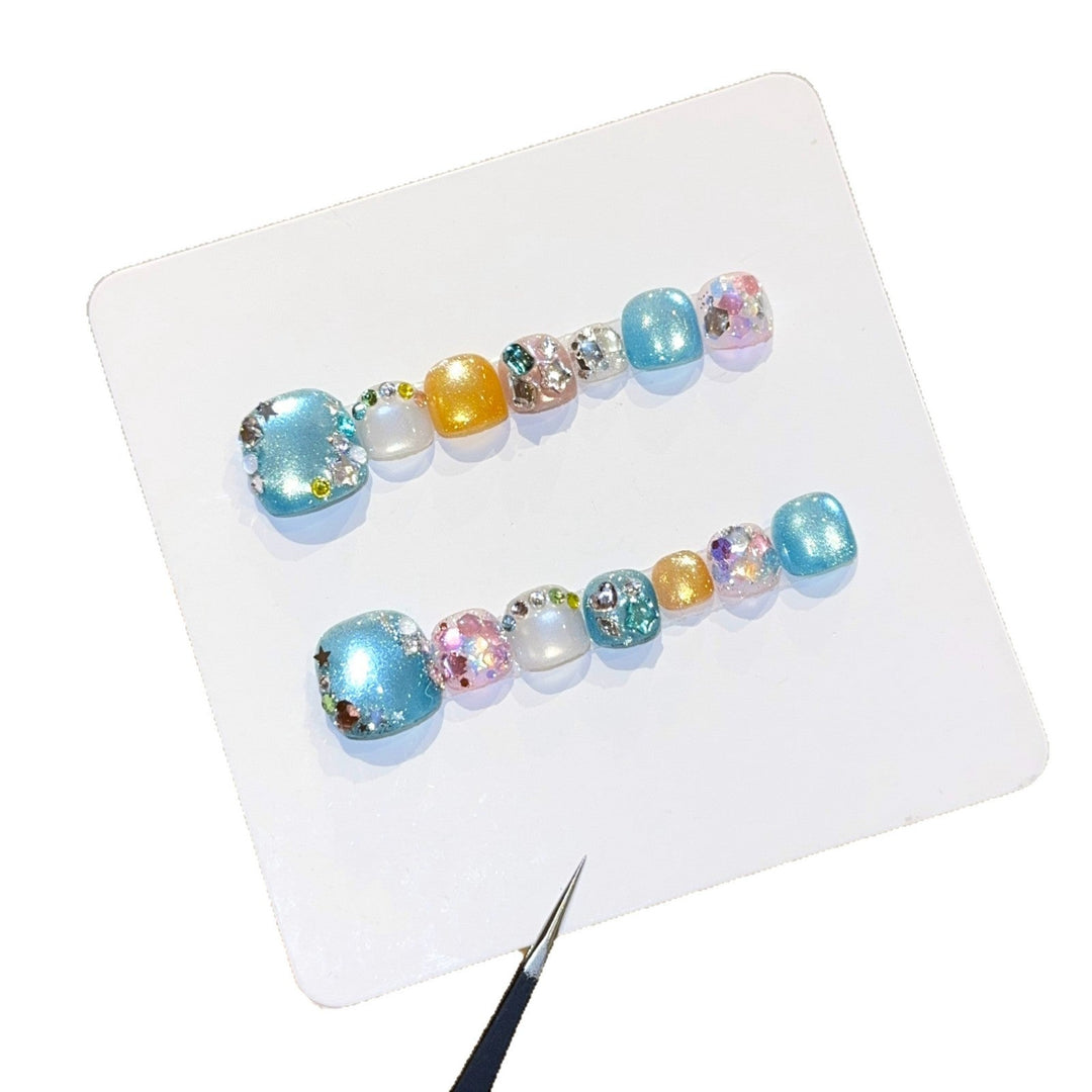 Artificial nails with sparkling accents and glittering design Kalsten