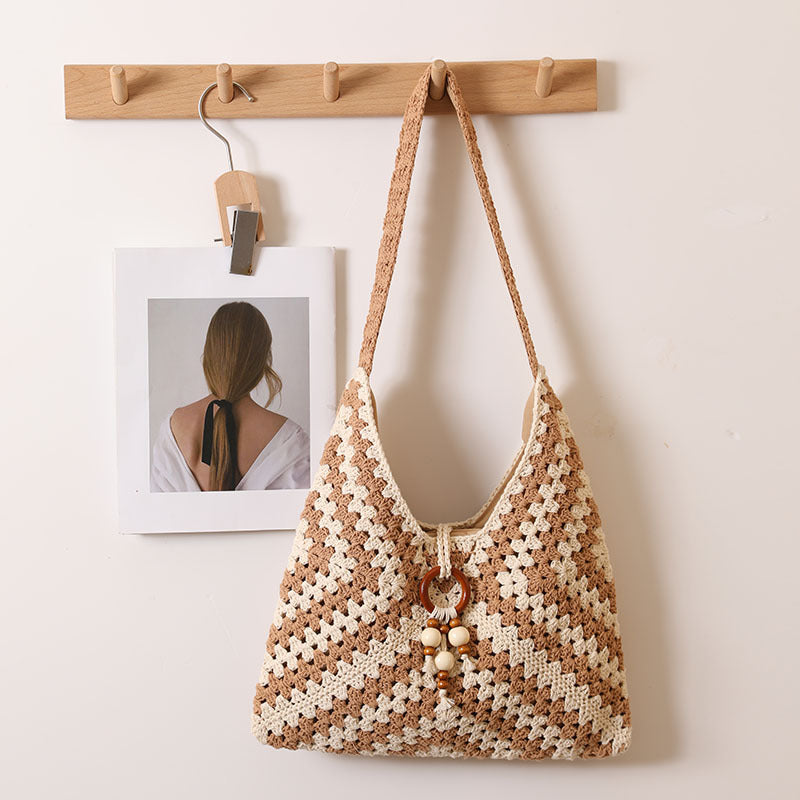 Handmade macrame shoulder bag with playful pendant Kalsten