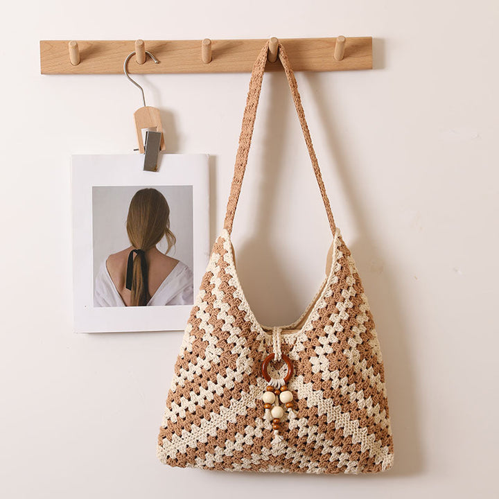 Handmade macrame shoulder bag with playful pendant Kalsten