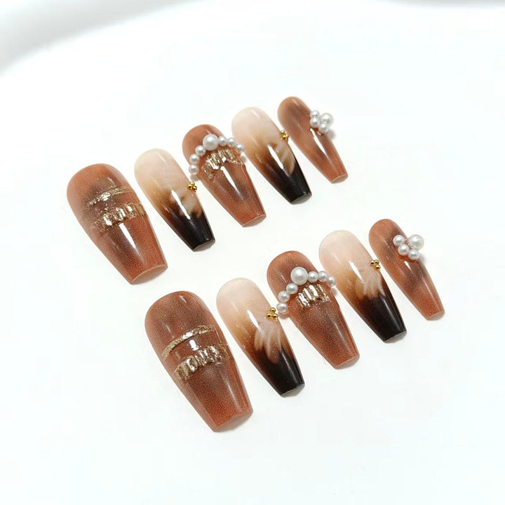 Artificial nails with elegant pearl and gold accents Kalsten