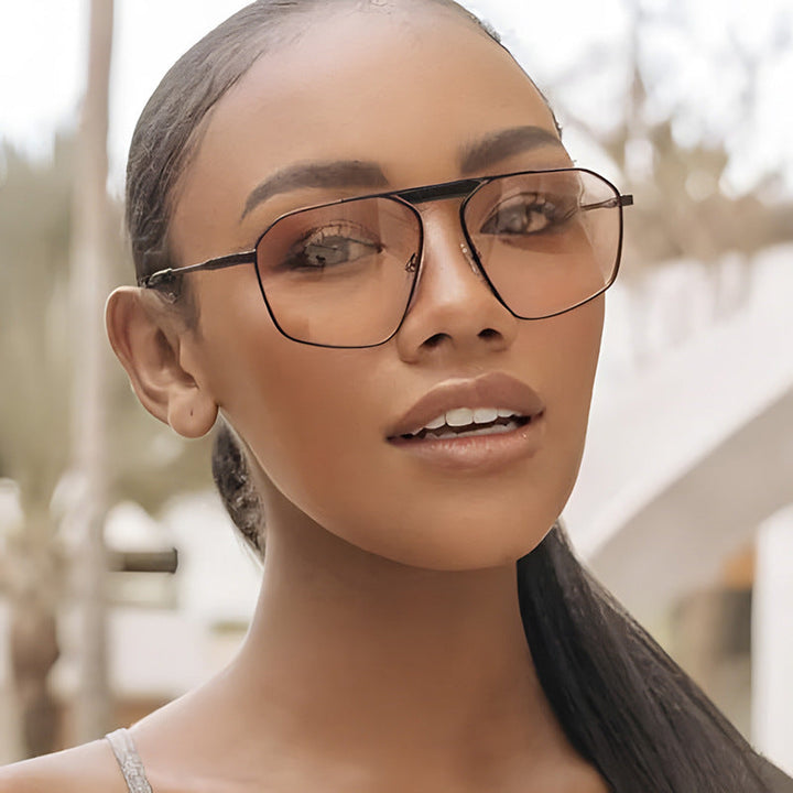Women's sunglasses in a modern, geometric design with a sturdy metal frame Kalsten