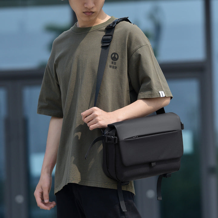 Messenger bag with versatile compartments and water-repellent material Kalsten