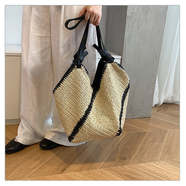 Generous shopping bag with handcrafted wave pattern Kalsten