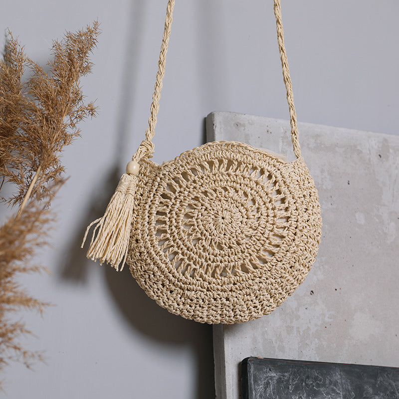 Round bag made of natural jute material with trendy fringe detail Kalsten