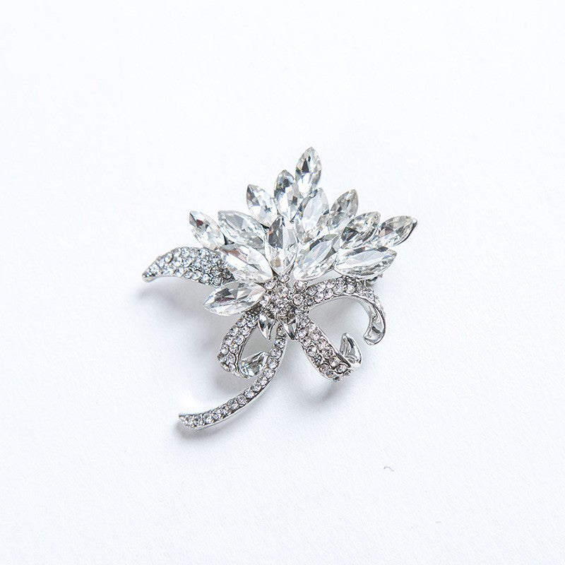 Sparkling brooch with floral design Kalsten