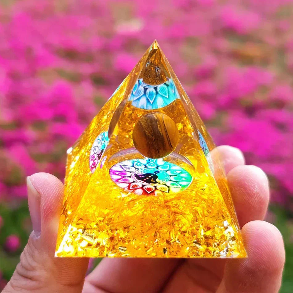 Orgonite Pyramid with Amethyst Pendulum – Energy, Protection and Decoration | Kalsten