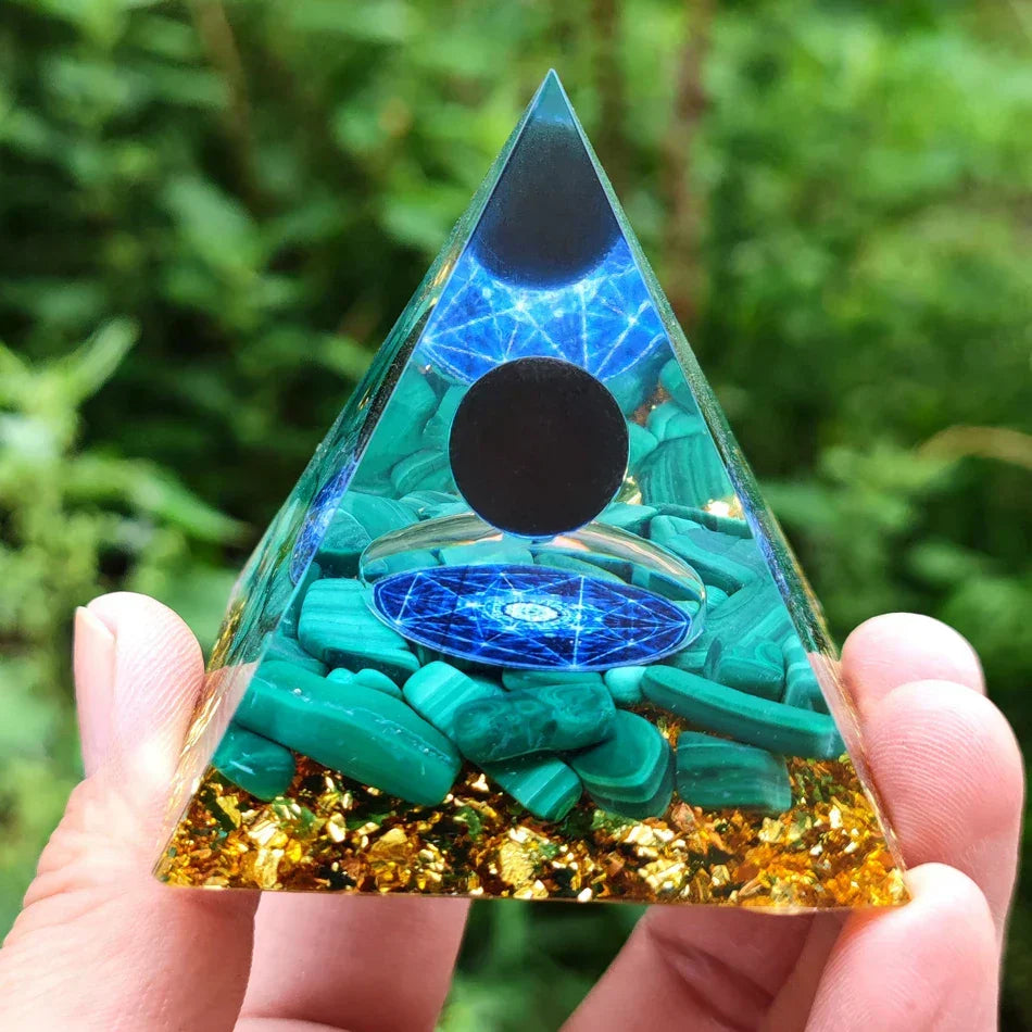 Orgonite Pyramid with Amethyst Pendulum – Energy, Protection and Decoration | Kalsten
