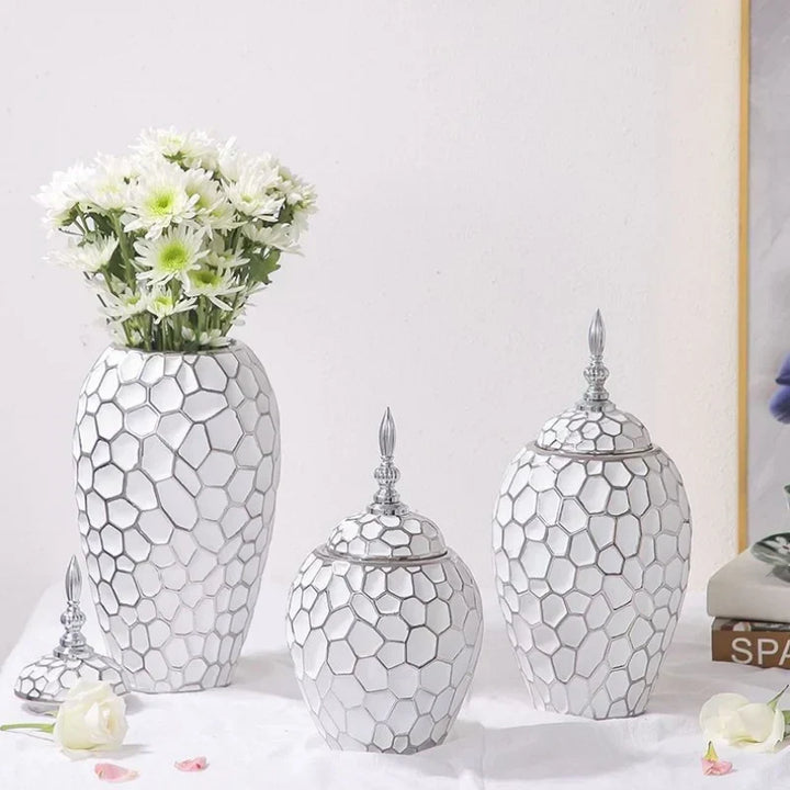 Kalsten | Elegant ceramic vase with a gold accent