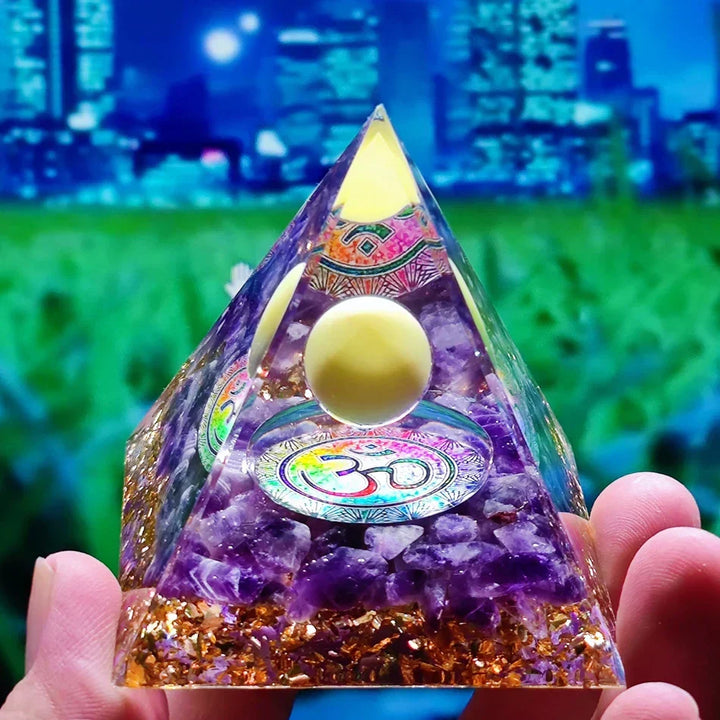 Orgonite Pyramid with Amethyst Pendulum – Energy, Protection and Decoration | Kalsten