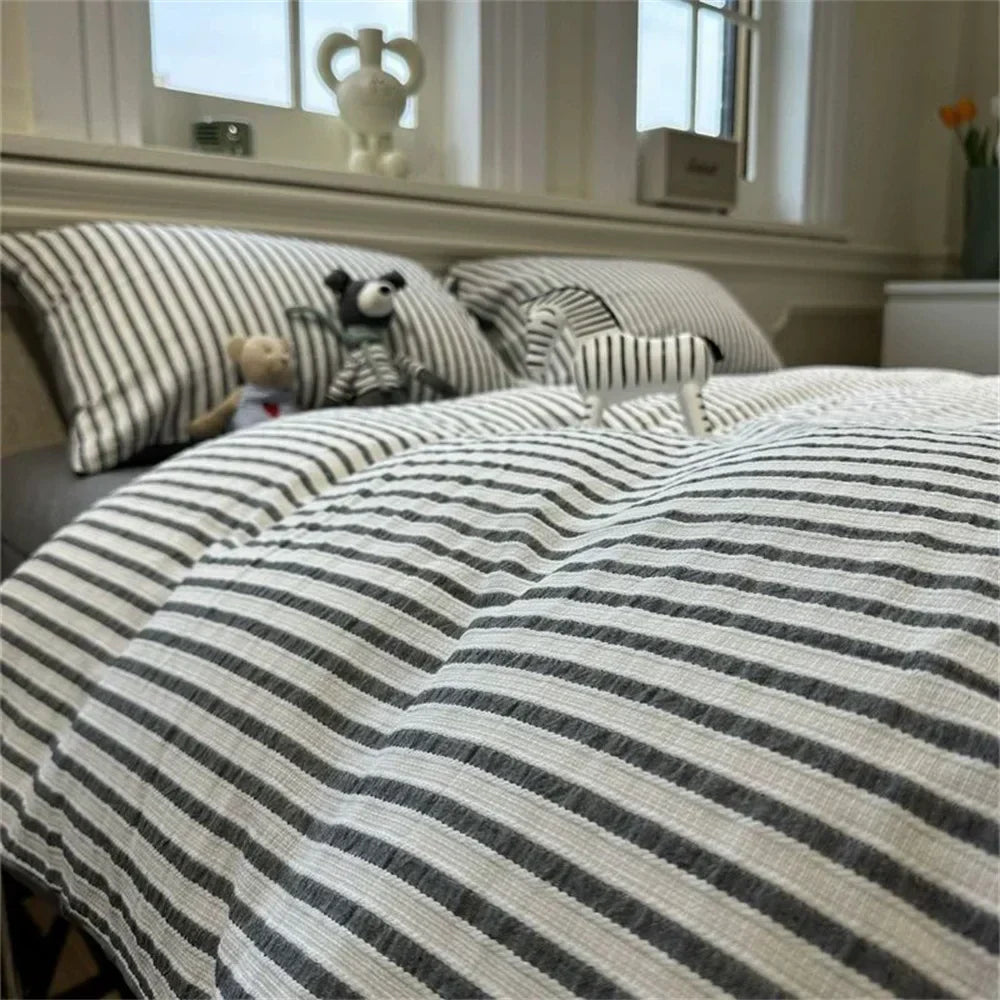 Kalsten | Minimalistic Striped Bed Set