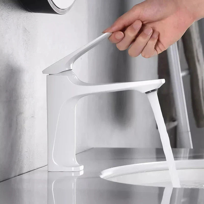 Elegant Bathroom Faucet - with Single Lever for Timeless Comfort Kalsten