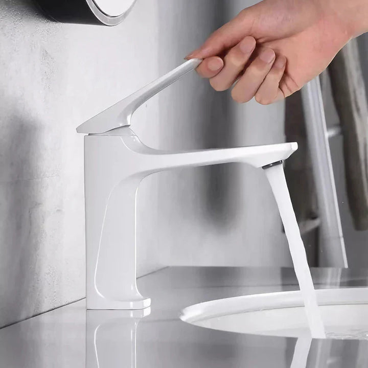 Elegant Bathroom Faucet - with Single Lever for Timeless Comfort Kalsten