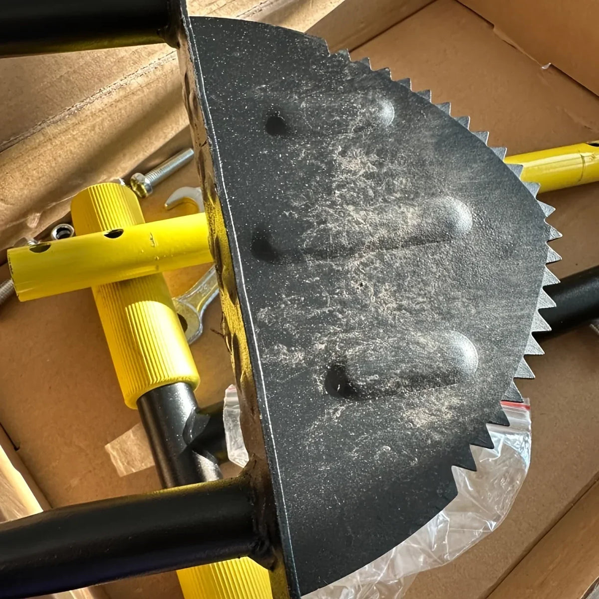 Skanto | EdgeMaster Edger | Half-Moon Design with Serrated Edge | Manual Tool for Clean Lawn Edges & Flower Beds