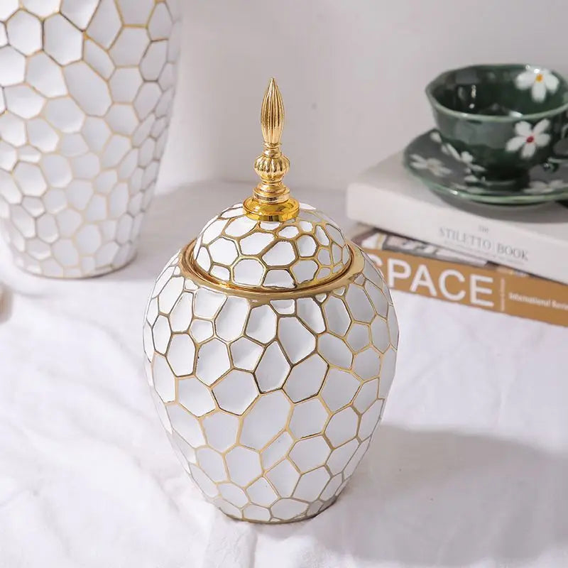 Kalsten | Elegant ceramic vase with a gold accent